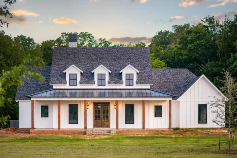 Desirable One-Level Farmhouse Plan with Ample Storage Space – 2520 Sq Ft (Floor Plan)