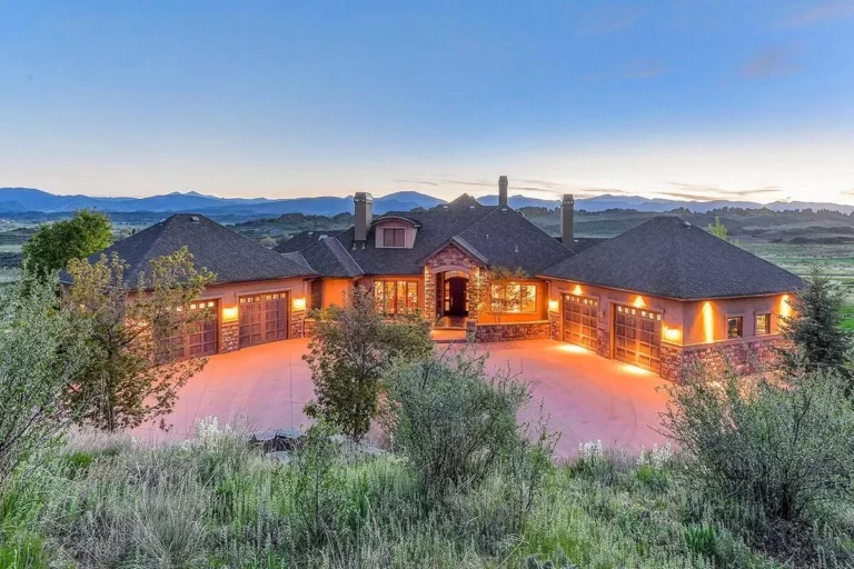 Center-Entry Mountain Ranch (Floor Plan)