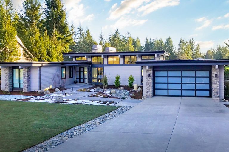Modern House Plan with Front To Back Living – 2557 Sq Ft (Floor Plan)
