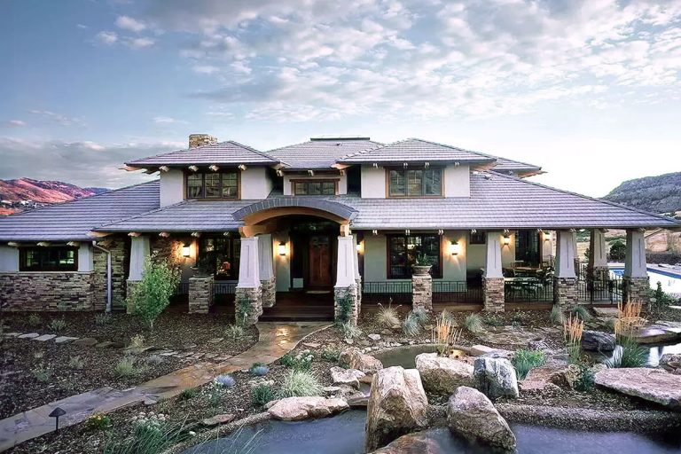 Luxurious Craftsman Home Plan (Floor Plan)